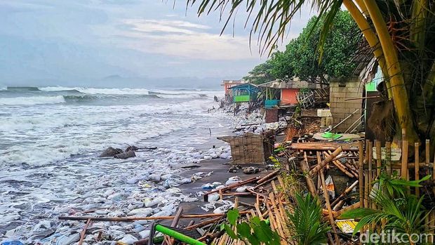 Pantai Cirepus yang berantakan usai dihantam rob.