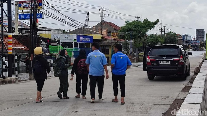 Para pekerja di RSI Sultan Agung harus berjalan hingga 3 kilometer gegara banjir di Semarang, Jumat (15/3/2024).