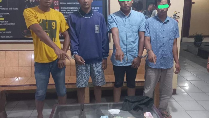 Para pelaku saat diamankan di kantor polisi. (Dok. Polres Simalungun)