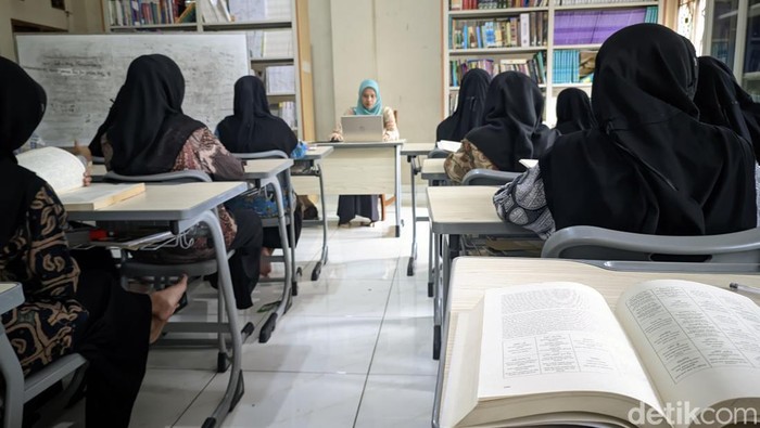 Para santri Ponpes Raudhatul Irfan Ciamis sedang mengaji kitab kuning yang diterjemahkan ke Bahasa Inggris.