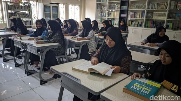 Para santri Ponpes Raudhatul Irfan Ciamis sedang mengaji kitab kuning yang diterjemahkan ke Bahasa Inggris.