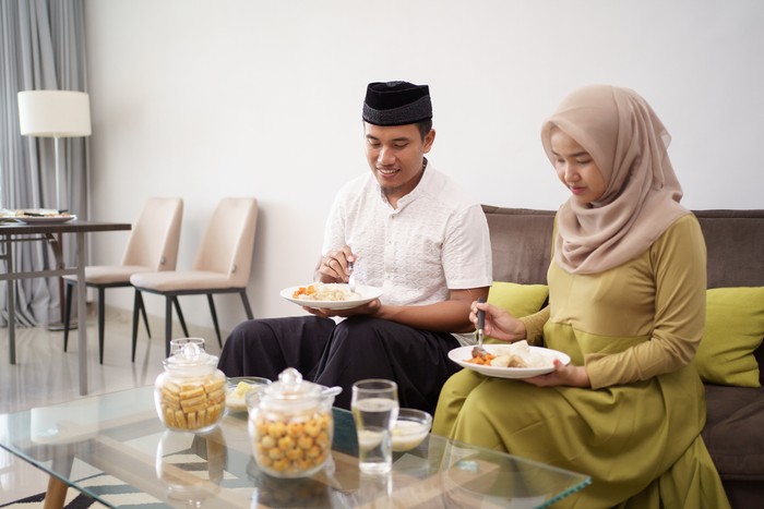 Pasangan Muslim Makan