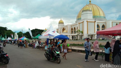 Suasana Pasar Ramadan 1445 H/2024 M di depan masjid raya Al Muwahidin, Kota Bima, NTB, Kamis (14/3/2024) sore. (Dok. Rafiin/detikBali)