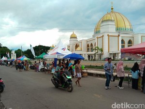 Berburu Takjil Menggiurkan di Pasar Ramadan Masjid Raya Al Muwahidin Bima