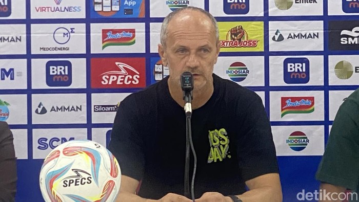 Pelatih PSS Sleman Risto Vidakovic saat sesi jumpa pers usai lawan Borneo FC, Kamis (14/3/2024).