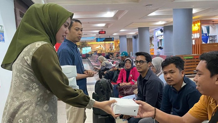 Pembagian takjil di Bandara SMB II Palembang.