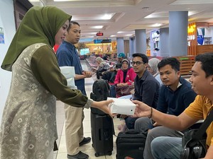 Bandara SMB II Bagikan 2.175 Takjil ke Penumpang Selama Ramadan