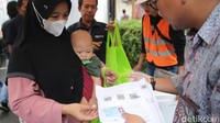 Badan Pangan Nasional/National Food Agency (NFA) bersama BUMN Holding Pangan ID FOOD kembali memulai penyaluran bantuan pangan penanganan stunting di tahun 2024. Program yang bertujuan untuk menekan angka stunting dan mengurangi tingkat rawan pangan dan gizi di Indonesia tersebut akan disalurkan kepada 1.446.089 Keluarga Rawan Stunting (KRS) di 7 provinsi di seluruh Indonesia.  