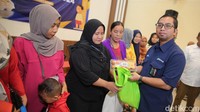 Direktur Utama ID FOOD Frans Marganda Tambunan memberikan bantuan pangan stunting di Aula Kecamatan Jatisampurna, Kota Bekasi, Jawa Barat, Jumat (15/3/2024).   