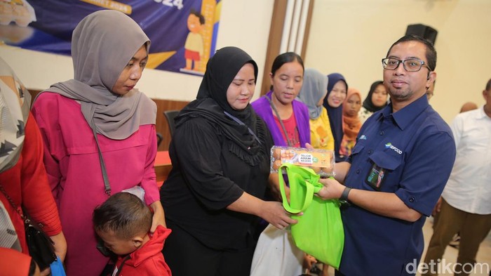Direktur Utama ID FOOD Frans Marganda Tambunan memberikan bantuan pangan stunting di Aula Kecamatan Jatisampurna, Kota Bekasi, Jawa Barat, Jumat (15/3/2024).