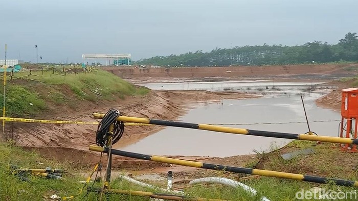 Penampakan embung milik pabrik yang jebol dan menyebabkan banjir bandang di Pekalongan. Foto diambil Jumat (15/3/2024).