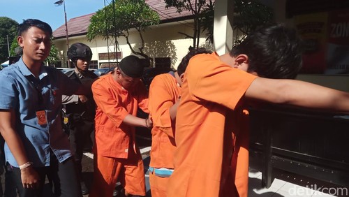Komplotan spesialis pencuri spidometer truk saat digiring petugas Polres Jembrana di Mapolres Jembrana, Jumat (15/3/2024). (I Putu Adi Budiastrawan/detikBali).