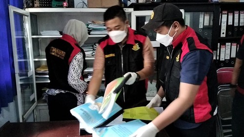 Penyidik Pidsus Kejari Dompu menggeledah Dinkes dan BPKAD Dompu, Jumat (15/3/2024). (Dok. Kejari Dompu)