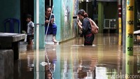 Sejumlah warga melintas di kawasan banjir Kebon Pala, Kampung Melayu, Jatinegara, Jakarta Timur, Jumat (15/3/2024).