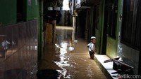 Ketua RT 13/RW 04 Kebon Pala, Sanusi mengatakan ratusan rumah warga di RW 04 dan RW 05 Kelurahan Kampung Melayu terdampak. Dia menduga banjir dipicu debit air kiriman dari Bogor dan Depok karena Bendungan Katulampa dan Pos Pantau Depok sempat siaga tiga.