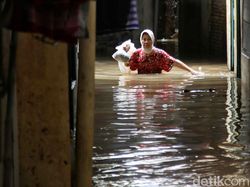 Warga Bidara Cina Jaktim Tanya ke Pramono: Ini Banjir 5 Tahunan Pak?