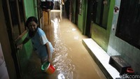 Meski demikian warga Kebon Pala belum mengungsi ke posko pengungsian yang sudah dicanangkan pengurus lingkungan.