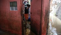 Sebanyak 3 RT di Kampung Melayu terendam banjir akibat luapan kali Ciliwung. Sebanyak 250 rumah warga terdampak.