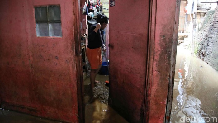 Permukiman Warga Kebon Pala Jaktim Terendam Banjir hingga 1 Meter Sejumlah warga melintas di kawasan banjir Kebon Pala, Kampung Melayu, Jatinegara, Jakarta Timur, Jumat (15/3/2024).