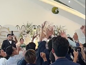 Viral Video Pernikahan Anti Mainstream, Lempar Bunga Diganti Pakai Durian