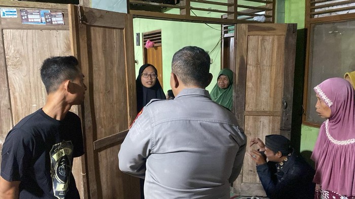Petugas Polres Bantul bersama BPBD Bantul mendatangi rumah warga yang tersengat tawon gung, Jumat (15/3/2024).