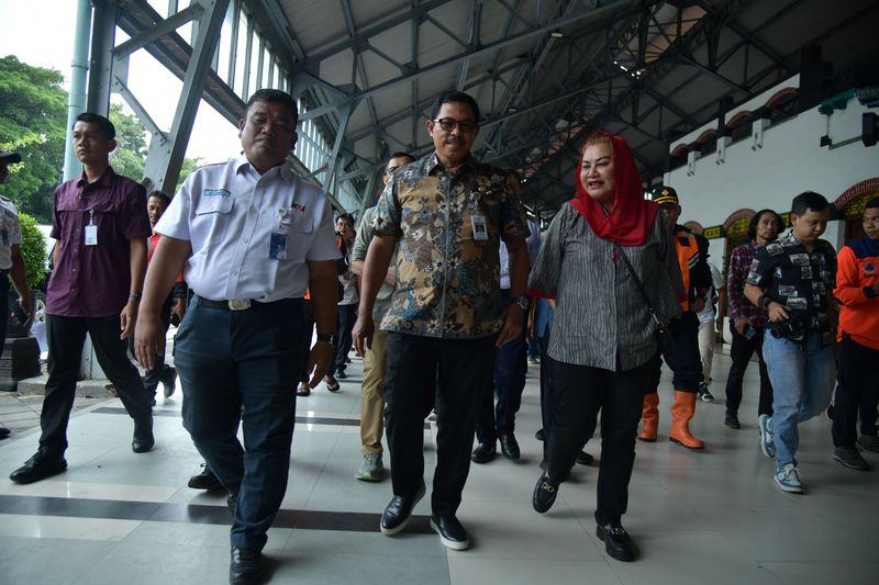 Pj Gubernur Jateng Nana Sudjana dan Wali Kota Semarang Hevearita Gunaryanti Rahayu meninjau sejumlah lokasi titik lokasi banjir di Semarang yang mulai surut.