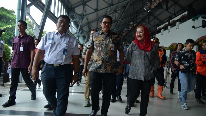 Pj Gubernur Jateng Nana Sudjana dan Wali Kota Semarang Hevearita Gunaryanti Rahayu meninjau sejumlah lokasi titik lokasi banjir di Semarang yang mulai surut.