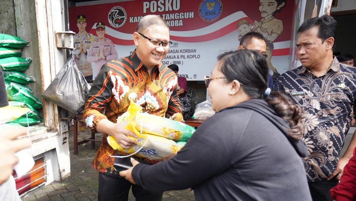 Pj Wali Kota Batu layani secara langsung pembeli beras di Gerakan Pangan Murah Desa Oro-Oro Ombo.