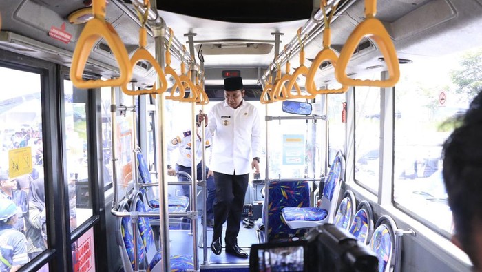 Pj Walkot Pekanbaru mengecek bus transportasi gratis bagi ASN. (Dok Pemkot Pekanbaru)