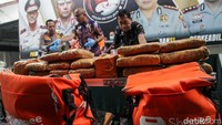 Polda Metro mengamankan 66,9 kg ganja, 2.500 lembar LSD, dan 416 gram serbuk biru. 