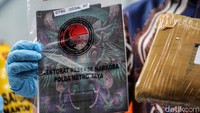LSD atau sering disebut kertas happy adalah jenis narkotika yang dikemas dengan kertas seperti perangko bergambar menarik. 