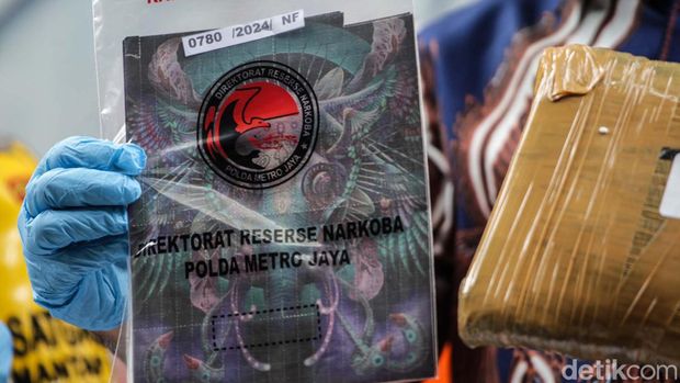 Polda Metro Jaya mengamankan sejumlah barang bukti kasus narkoba. Salah satunya Lysergic acid diethylamide (LSD) atau 'kertas happy' sebanyak 2.500 lembar.