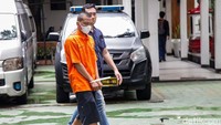 Tersangka NK ditangkap tanggal 8 Februari 2024 di kawasan Tanah Abang, Jakarta Pusat. NK berperan sebagai kurir dan pengedar LSD.