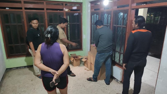 Polisi saat mengamankan ratusan botol miras dari rumah selebgram di Jombang