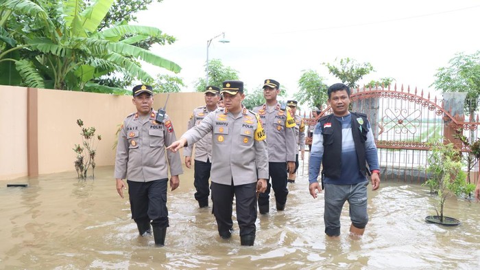 Polres Jepara terjunkan personel bantu warga terdampak banjir di Jepara, Jumat (15/3/2024).