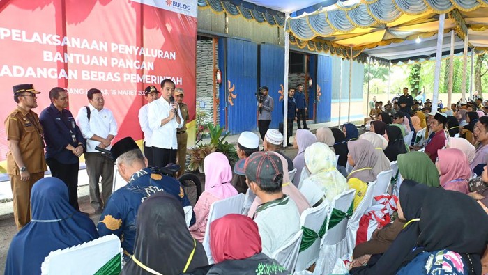 Presiden Jokowi membagikan Bansos Beras 10 Kg.