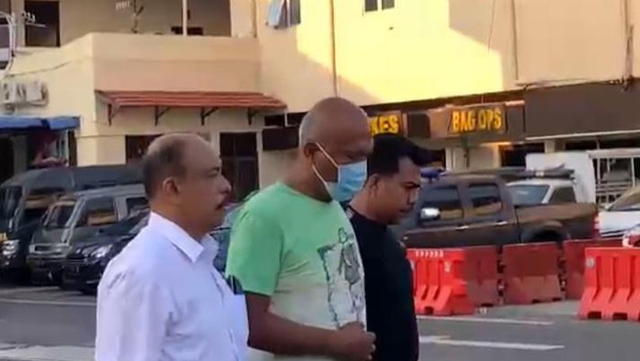 Pria diduga mantan polisi, ESG (54), ditangkap atas kepemilikan senjata api di lapak judi, di Deli Serdang. (Istimewa)