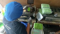 Dian pemilik usaha Opak Gambir mengakui pesanan yang masuk sudah penuh hingga Lebaran nanti. Termasuk, pesanan bingkisan dari Pemkot Blitar dan tempat oleh-oleh di sejumlah kota.