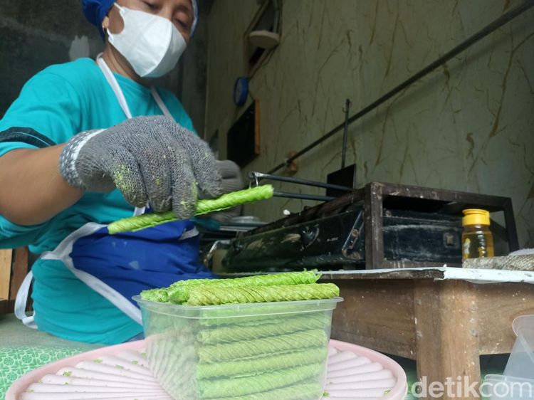 Produsen Opak Gambir Khas Kota Blitar Kebanjiran Order Saat Ramadan