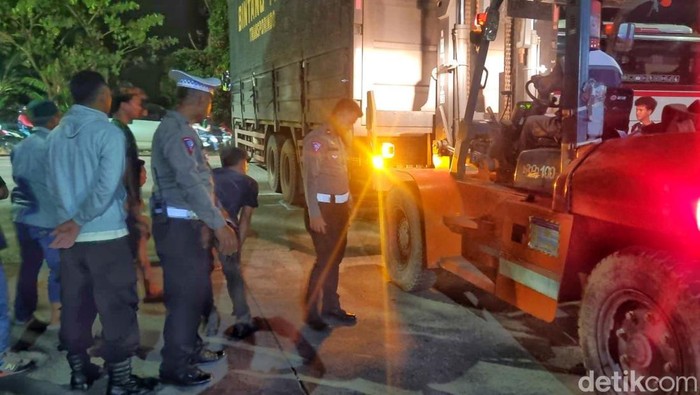 Proses evakuasi truk kontainer dan bus yang terlibat kecelakaan di Jalan Pantura Karawang