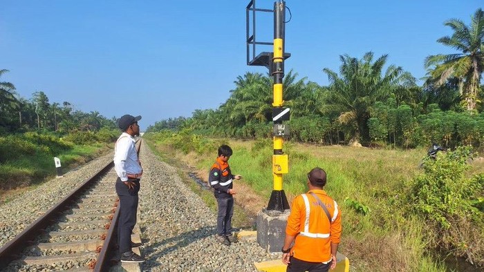 PT KAI saat berada di lokasi pencurian lampu sinyal di dekat Stasiun Bandar Tinggi. (Foto: Istimewa).