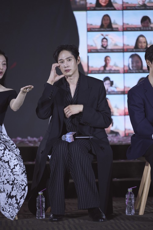 Para pemain drama Korea Queen of Tears saat konferensi pers di Seoul.