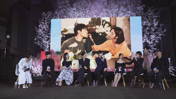 Queen of Tears Pemain, penulis skenario, dan sutradara Queen of Tears saat konferensi pers di Seoul.