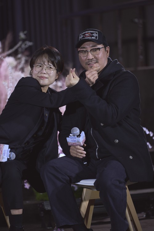 Pemain, penulis skenario, dan sutradara Queen of Tears saat konferensi pers di Seoul.