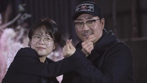 Duo penulis skenario-sutradara ini emang gemesin! (Foto: dok. Netflix)