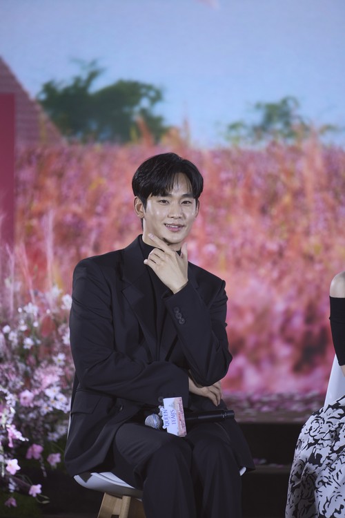 Pemain, penulis skenario, dan sutradara Queen of Tears saat konferensi pers di Seoul.