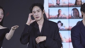 Gaya Park Sung Hoon saat memberi hati ke kamera. (Foto: dok. Netflix)