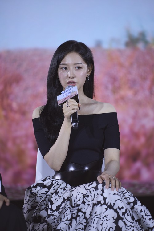 Pemain, penulis skenario, dan sutradara Queen of Tears saat konferensi pers di Seoul.