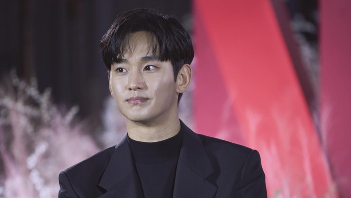 Pemain, penulis skenario, dan sutradara Queen of Tears saat konferensi pers di Seoul.