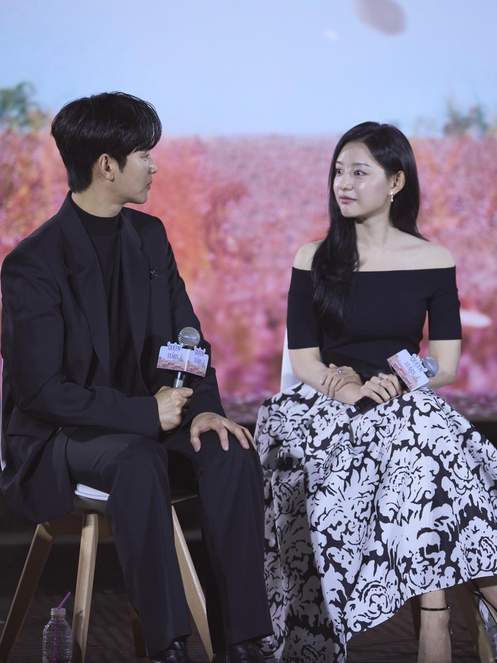 Pemain, penulis skenario, dan sutradara Queen of Tears saat konferensi pers di Seoul.